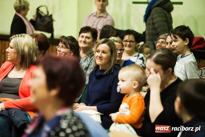 Zdjęcie w galerii na portalu naszraciborz.pl: Dzień książki dla Afryki w Borucinie wiadomości z regionu