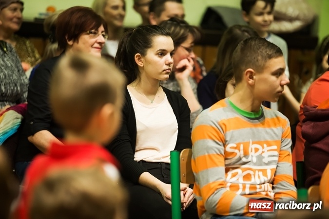 Zdjęcie w galerii na portalu naszraciborz.pl: Dzień książki dla Afryki w Borucinie wiadomości z regionu