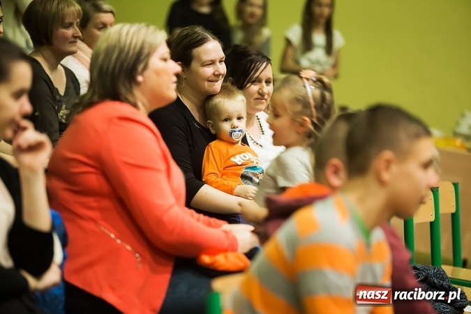 Zdjęcie w galerii na portalu naszraciborz.pl: Dzień książki dla Afryki w Borucinie wiadomości z regionu