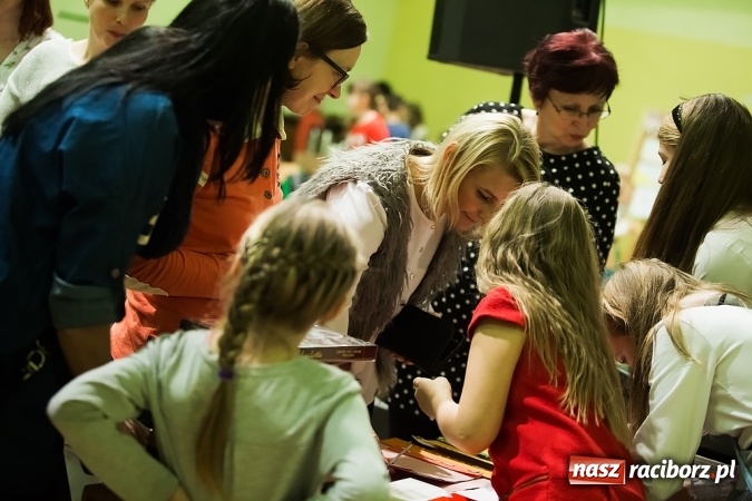 Zdjęcie w galerii na portalu naszraciborz.pl: Dzień książki dla Afryki w Borucinie wiadomości z regionu