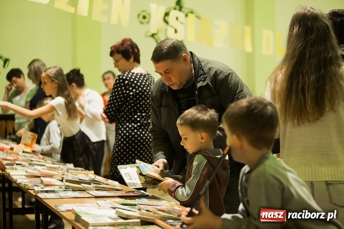 Zdjęcie w galerii na portalu naszraciborz.pl: Dzień książki dla Afryki w Borucinie wiadomości z regionu