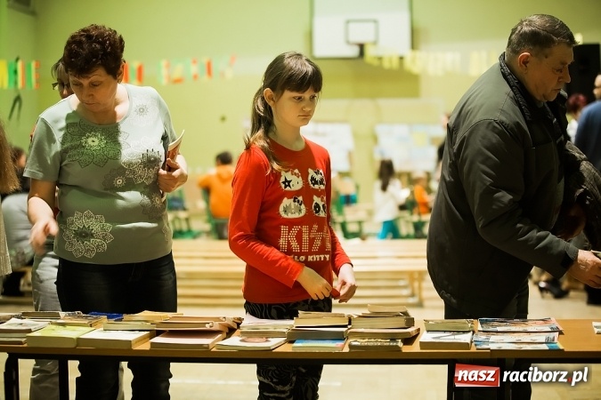 Zdjęcie w galerii na portalu naszraciborz.pl: Dzień książki dla Afryki w Borucinie wiadomości z regionu
