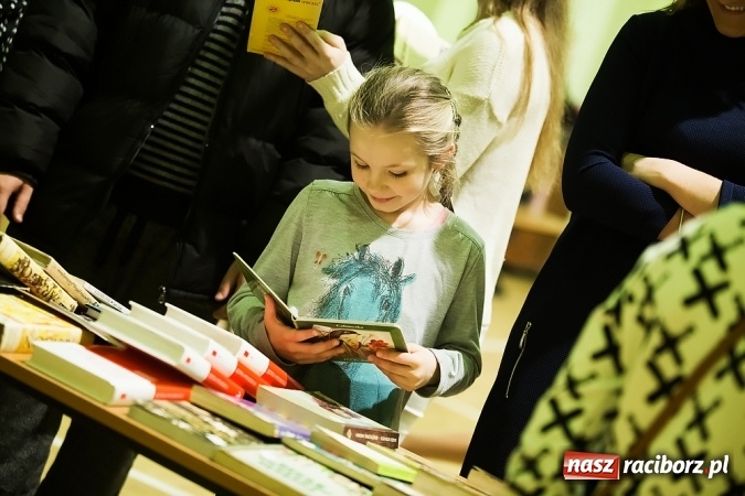 Zdjęcie w galerii na portalu naszraciborz.pl: Dzień książki dla Afryki w Borucinie wiadomości z regionu