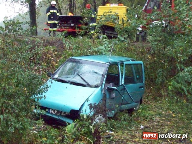 Zdjęcie w galerii na portalu naszraciborz.pl: Daewoo tico w rowie  wiadomości z regionu