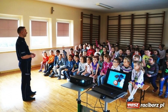 Zdjęcie w galerii na portalu naszraciborz.pl: Policjant rozmawiał z uczniami ZSP 2 o bezpieczeństwie podczas ferii wiadomości z regionu