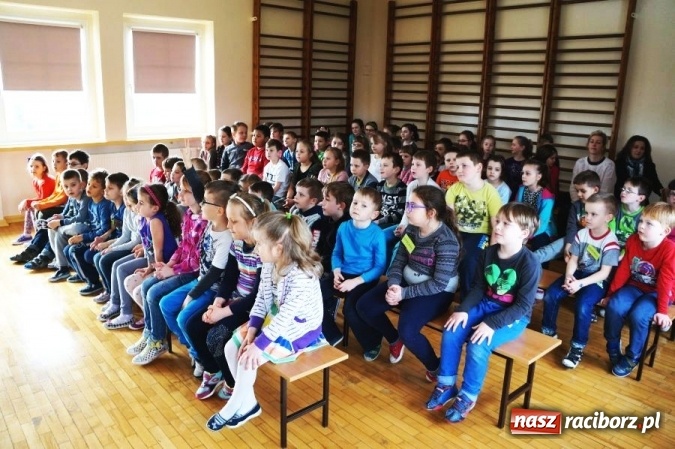 Zdjęcie w galerii na portalu naszraciborz.pl: Policjant rozmawiał z uczniami ZSP 2 o bezpieczeństwie podczas ferii wiadomości z regionu