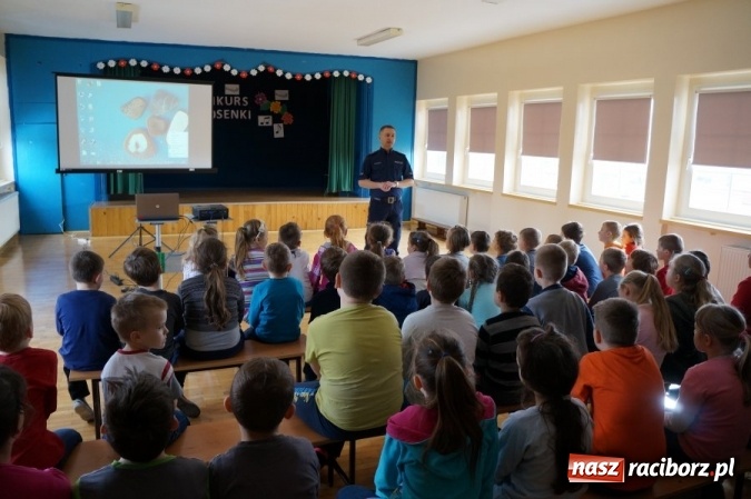 Zdjęcie w galerii na portalu naszraciborz.pl: Policjant rozmawiał z uczniami ZSP 2 o bezpieczeństwie podczas ferii wiadomości z regionu