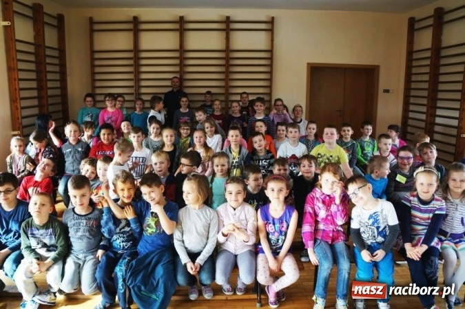 Zdjęcie w galerii na portalu naszraciborz.pl: Policjant rozmawiał z uczniami ZSP 2 o bezpieczeństwie podczas ferii wiadomości z regionu