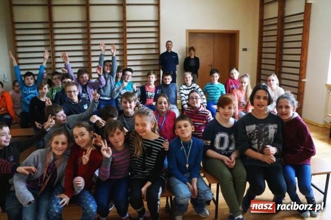 Zdjęcie w galerii na portalu naszraciborz.pl: Policjant rozmawiał z uczniami ZSP 2 o bezpieczeństwie podczas ferii wiadomości z regionu