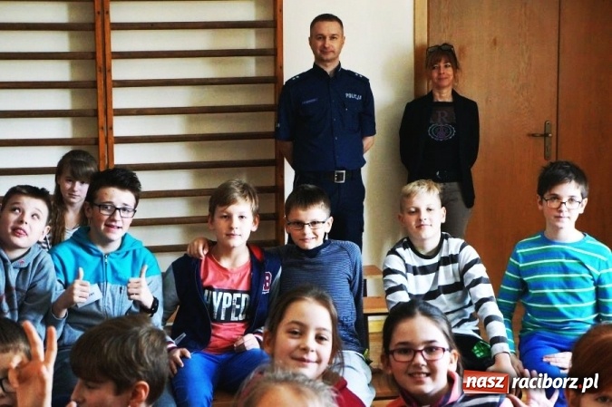 Zdjęcie w galerii na portalu naszraciborz.pl: Policjant rozmawiał z uczniami ZSP 2 o bezpieczeństwie podczas ferii wiadomości z regionu