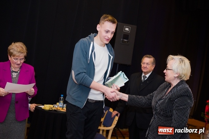 Zdjęcie w galerii na portalu naszraciborz.pl: 25. Powiatowy Konkurs Recytatorski Tw&oacute;rczości Adama Mickiewicza i Josepha von Eichendorffa wiadomości z regionu