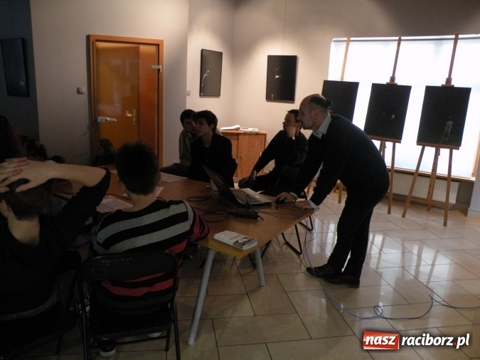 Zdjęcie w galerii na portalu naszraciborz.pl: Skrawki cienia – francuski artysta w Galerii OBOK wiadomości z regionu