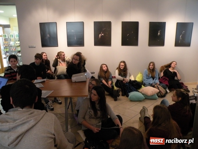 Zdjęcie w galerii na portalu naszraciborz.pl: Skrawki cienia – francuski artysta w Galerii OBOK wiadomości z regionu