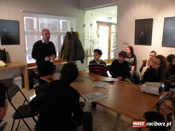 Zdjęcie w galerii na portalu naszraciborz.pl: Skrawki cienia – francuski artysta w Galerii OBOK wiadomości z regionu