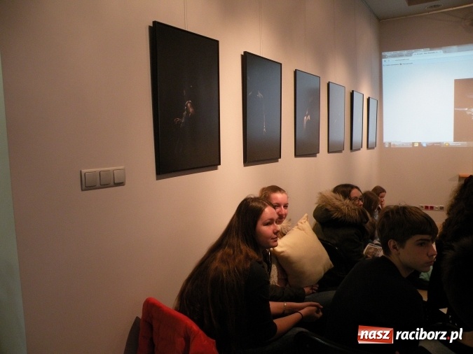 Zdjęcie w galerii na portalu naszraciborz.pl: Skrawki cienia – francuski artysta w Galerii OBOK wiadomości z regionu