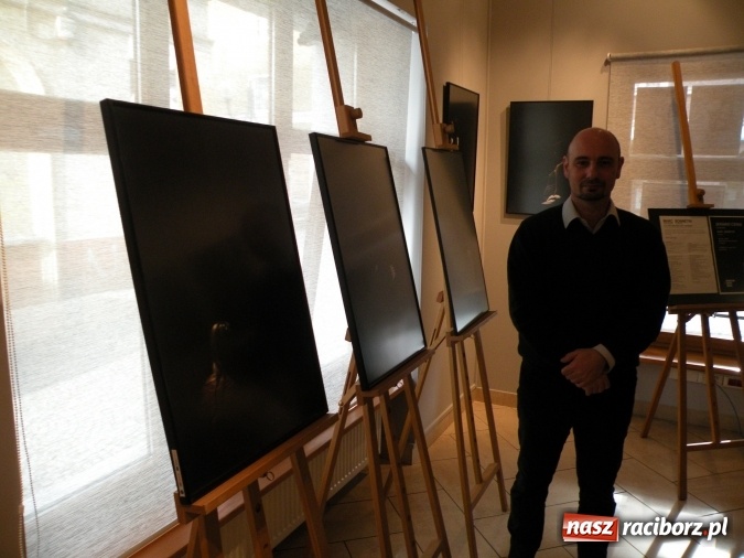 Zdjęcie w galerii na portalu naszraciborz.pl: Skrawki cienia – francuski artysta w Galerii OBOK wiadomości z regionu