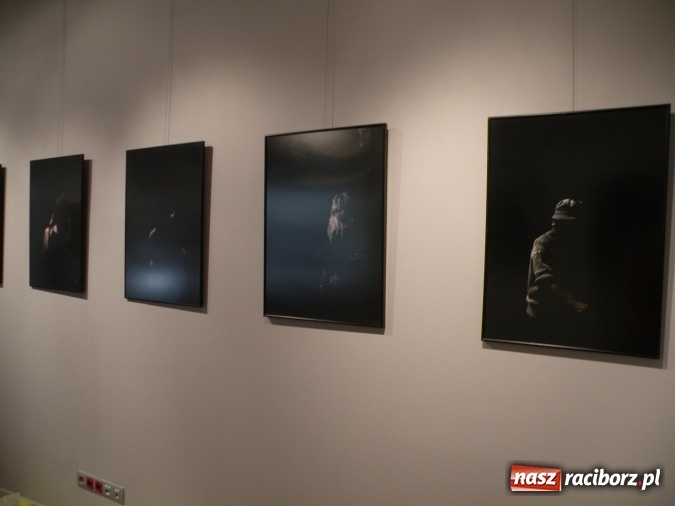 Zdjęcie w galerii na portalu naszraciborz.pl: Skrawki cienia – francuski artysta w Galerii OBOK wiadomości z regionu
