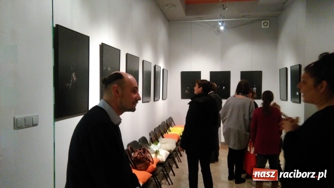 Zdjęcie w galerii na portalu naszraciborz.pl: Skrawki cienia – francuski artysta w Galerii OBOK wiadomości z regionu
