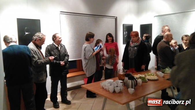 Zdjęcie w galerii na portalu naszraciborz.pl: Skrawki cienia – francuski artysta w Galerii OBOK wiadomości z regionu