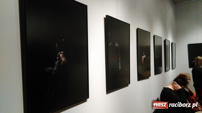 Zdjęcie w galerii na portalu naszraciborz.pl: Skrawki cienia – francuski artysta w Galerii OBOK wiadomości z regionu