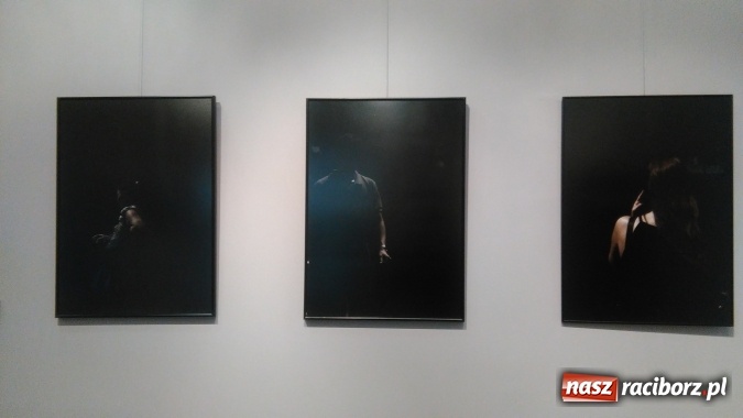 Zdjęcie w galerii na portalu naszraciborz.pl: Skrawki cienia – francuski artysta w Galerii OBOK wiadomości z regionu