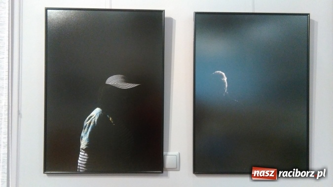 Zdjęcie w galerii na portalu naszraciborz.pl: Skrawki cienia – francuski artysta w Galerii OBOK wiadomości z regionu