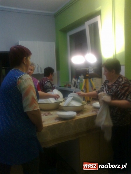 Zdjęcie w galerii na portalu naszraciborz.pl: Burmistrz przeciął wstęgę - można gotować wiadomości z regionu