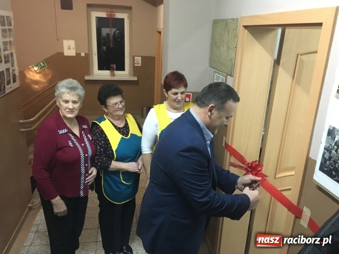 Zdjęcie w galerii na portalu naszraciborz.pl: Burmistrz przeciął wstęgę - można gotować wiadomości z regionu
