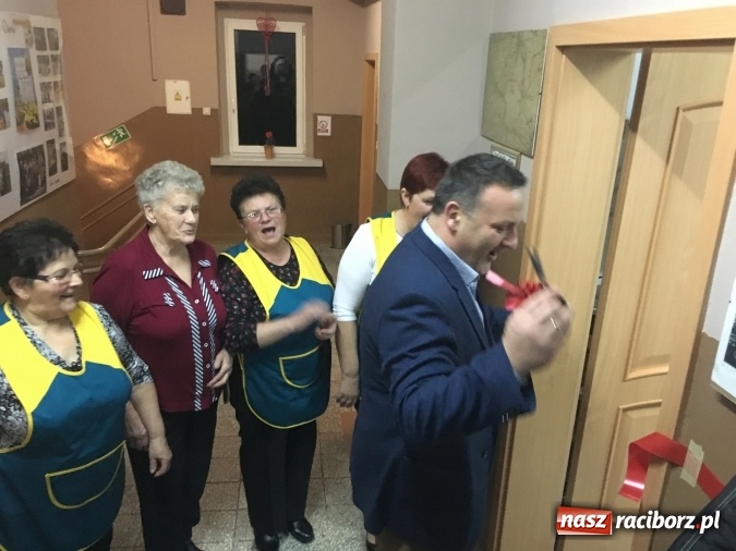 Zdjęcie w galerii na portalu naszraciborz.pl: Burmistrz przeciął wstęgę - można gotować wiadomości z regionu