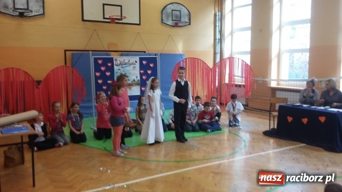 Zdjęcie w galerii na portalu naszraciborz.pl: W szkole przy Staszica witali ferie turniejem walentynkowym wiadomości z regionu