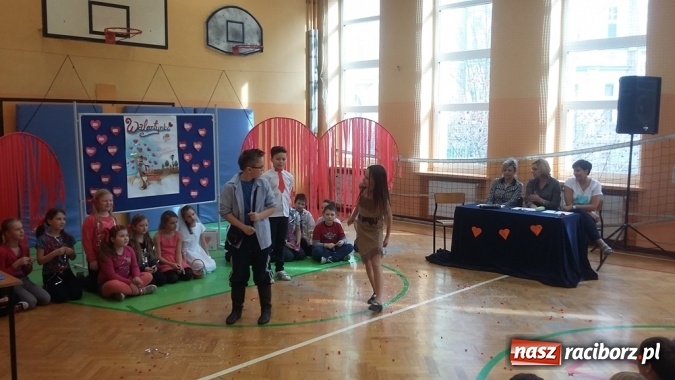 Zdjęcie w galerii na portalu naszraciborz.pl: W szkole przy Staszica witali ferie turniejem walentynkowym wiadomości z regionu