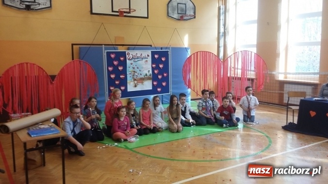 Zdjęcie w galerii na portalu naszraciborz.pl: W szkole przy Staszica witali ferie turniejem walentynkowym wiadomości z regionu