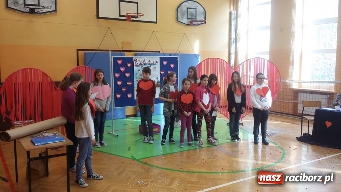 Zdjęcie w galerii na portalu naszraciborz.pl: W szkole przy Staszica witali ferie turniejem walentynkowym wiadomości z regionu