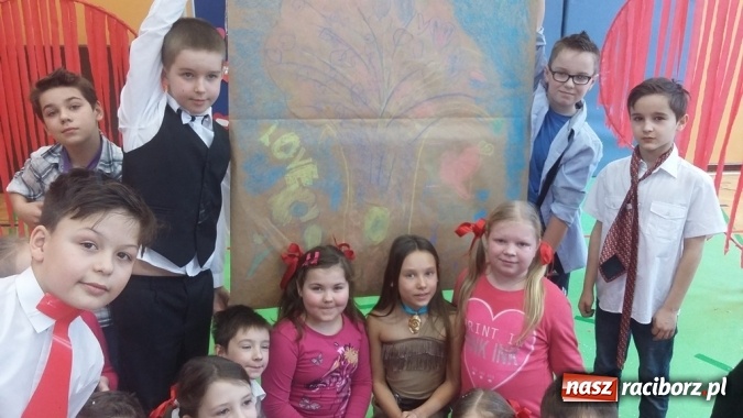 Zdjęcie w galerii na portalu naszraciborz.pl: W szkole przy Staszica witali ferie turniejem walentynkowym wiadomości z regionu