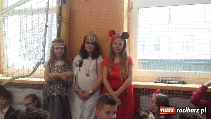 Zdjęcie w galerii na portalu naszraciborz.pl: W szkole przy Staszica witali ferie turniejem walentynkowym wiadomości z regionu