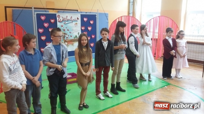 Zdjęcie w galerii na portalu naszraciborz.pl: W szkole przy Staszica witali ferie turniejem walentynkowym wiadomości z regionu