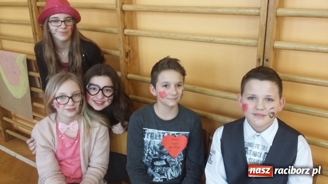Zdjęcie w galerii na portalu naszraciborz.pl: W szkole przy Staszica witali ferie turniejem walentynkowym wiadomości z regionu