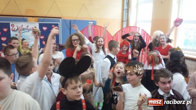 Zdjęcie w galerii na portalu naszraciborz.pl: W szkole przy Staszica witali ferie turniejem walentynkowym wiadomości z regionu