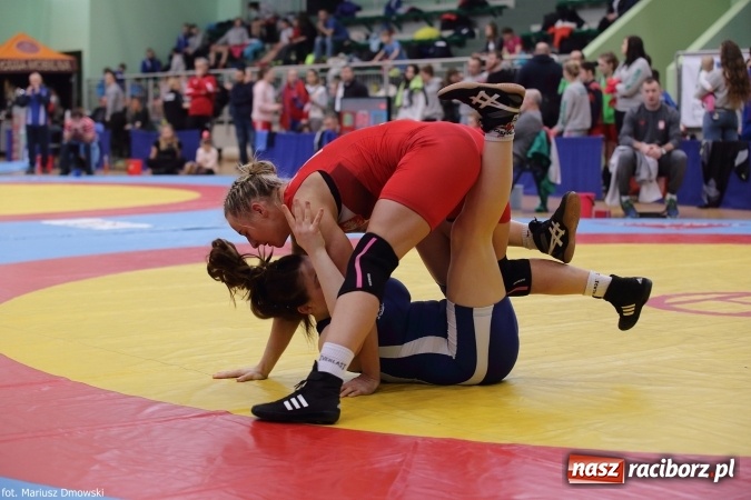 Zdjęcie w galerii na portalu naszraciborz.pl: Zapaśnicze zmagania w Arenie Rafako - na maty wyszły panie i kadeci wiadomości z regionu