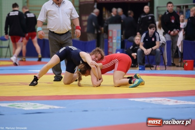 Zdjęcie w galerii na portalu naszraciborz.pl: Zapaśnicze zmagania w Arenie Rafako - na maty wyszły panie i kadeci wiadomości z regionu
