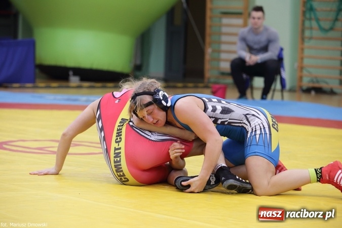 Zdjęcie w galerii na portalu naszraciborz.pl: Zapaśnicze zmagania w Arenie Rafako - na maty wyszły panie i kadeci wiadomości z regionu