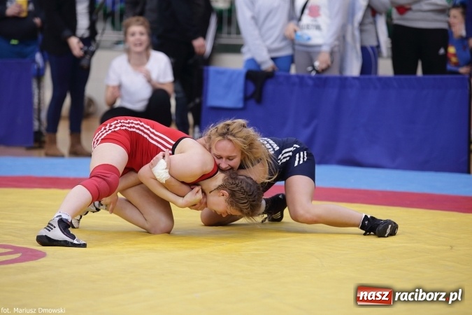 Zdjęcie w galerii na portalu naszraciborz.pl: Zapaśnicze zmagania w Arenie Rafako - na maty wyszły panie i kadeci wiadomości z regionu