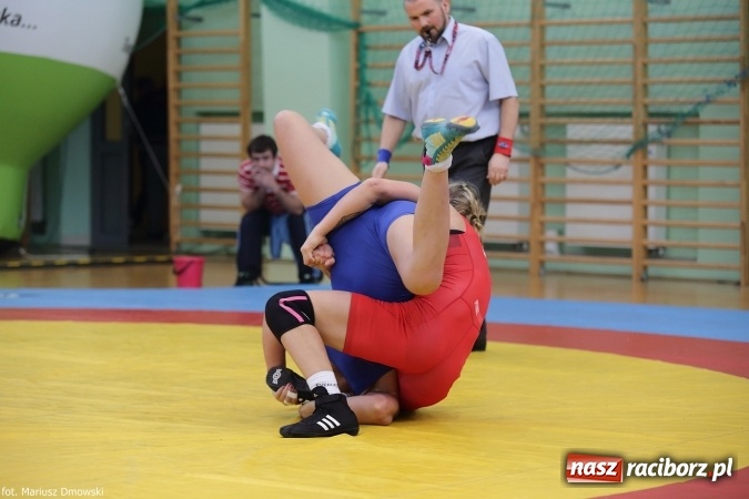 Zdjęcie w galerii na portalu naszraciborz.pl: Zapaśnicze zmagania w Arenie Rafako - na maty wyszły panie i kadeci wiadomości z regionu