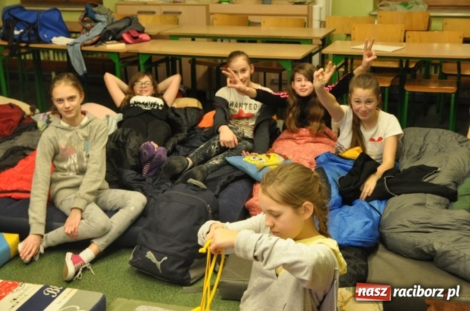 Zdjęcie w galerii na portalu naszraciborz.pl: Nocne zajęcia detektywistyczne na rozpoczęcie ferii w Szkole Podstawowej nr 3 wiadomości z regionu