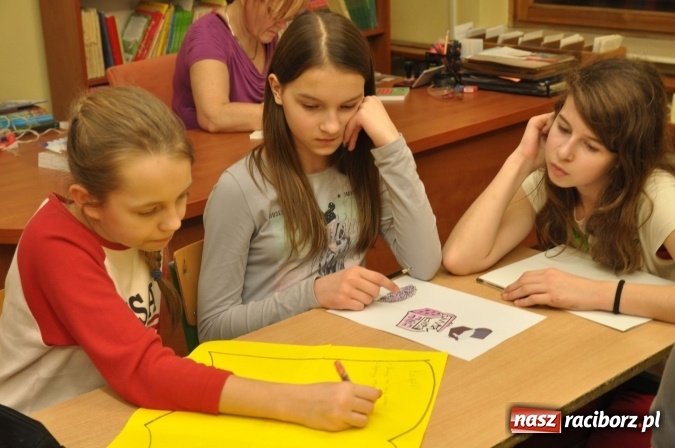 Zdjęcie w galerii na portalu naszraciborz.pl: Nocne zajęcia detektywistyczne na rozpoczęcie ferii w Szkole Podstawowej nr 3 wiadomości z regionu