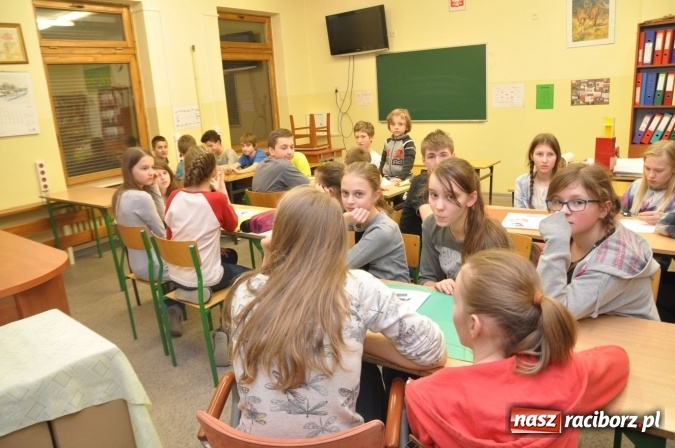 Zdjęcie w galerii na portalu naszraciborz.pl: Nocne zajęcia detektywistyczne na rozpoczęcie ferii w Szkole Podstawowej nr 3 wiadomości z regionu