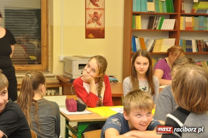 Zdjęcie w galerii na portalu naszraciborz.pl: Nocne zajęcia detektywistyczne na rozpoczęcie ferii w Szkole Podstawowej nr 3 wiadomości z regionu