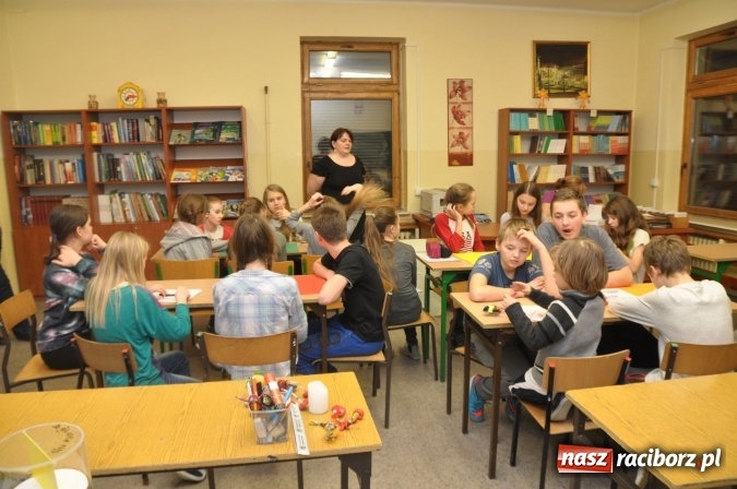 Zdjęcie w galerii na portalu naszraciborz.pl: Nocne zajęcia detektywistyczne na rozpoczęcie ferii w Szkole Podstawowej nr 3 wiadomości z regionu