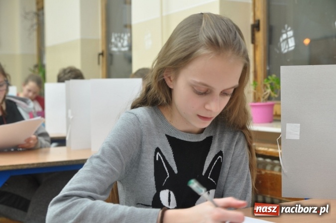 Zdjęcie w galerii na portalu naszraciborz.pl: Nocne zajęcia detektywistyczne na rozpoczęcie ferii w Szkole Podstawowej nr 3 wiadomości z regionu