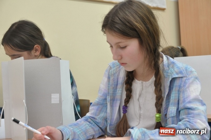 Zdjęcie w galerii na portalu naszraciborz.pl: Nocne zajęcia detektywistyczne na rozpoczęcie ferii w Szkole Podstawowej nr 3 wiadomości z regionu